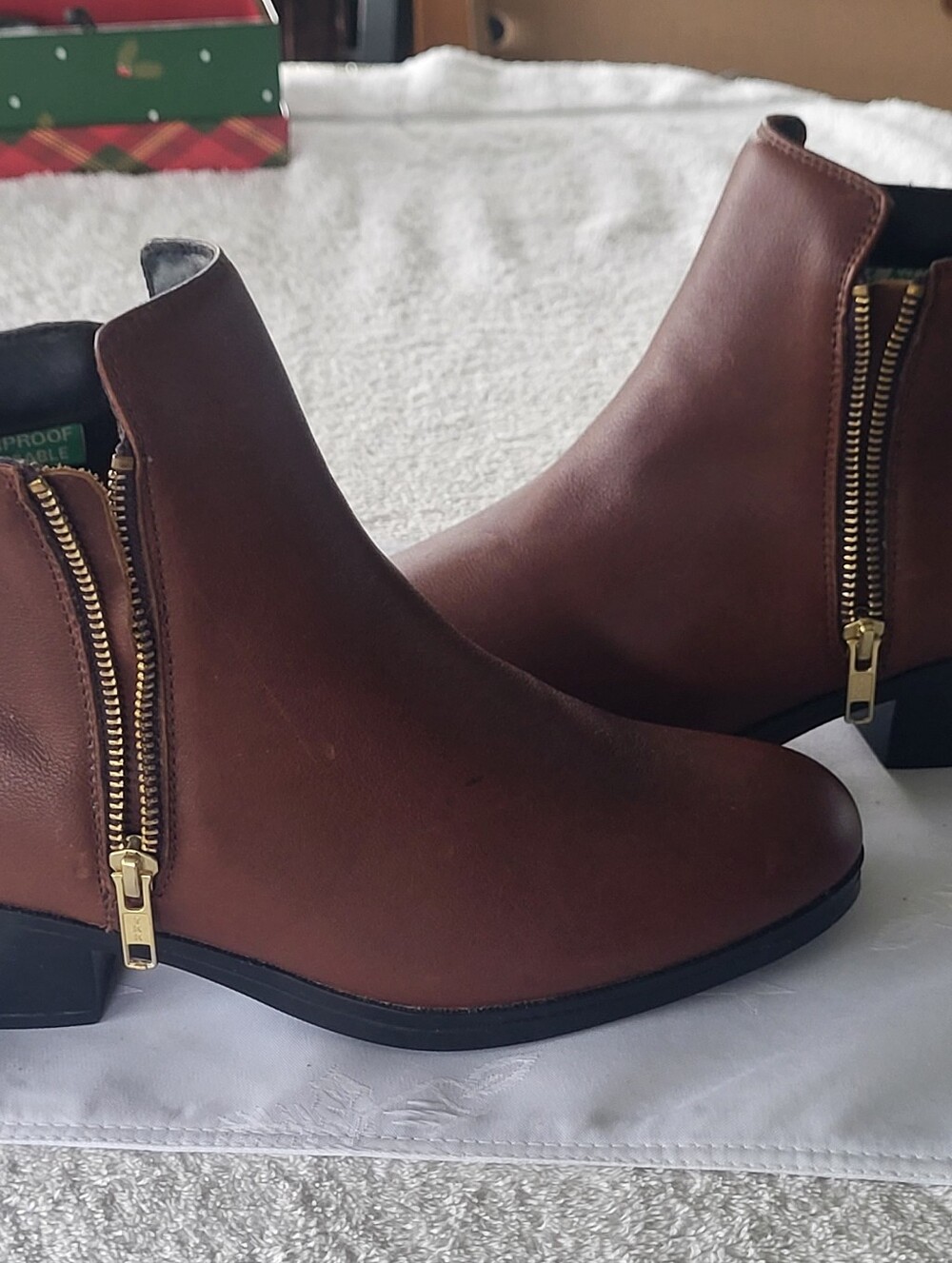 Cougar Brown Leather Ankle Booties with Gold Zipper Detail NWOT Excellent